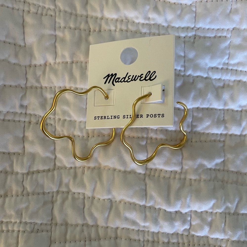 Madewell organic star hoop earring in vintage gold